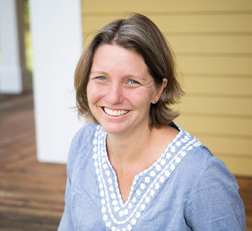 Photo of a woman smiling. Link to Life Stage Gift Planner Under Age 60 Situations.